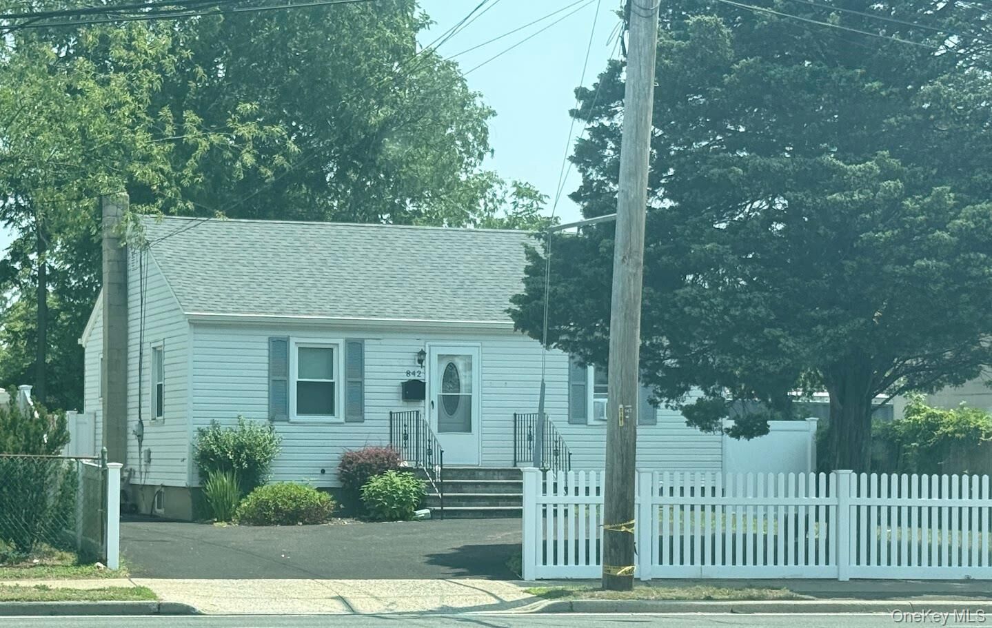 Property Photo:  842 N Wellwood Avenue  NY 11757 