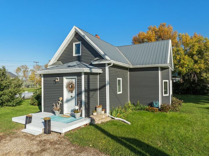 Property Photo:  410 Libbie St  ND 58762 