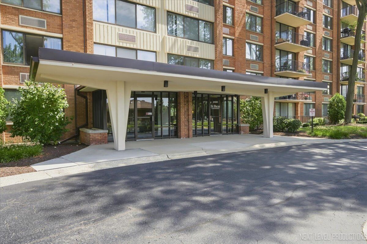 Property Photo:  2000 Saint Regis Drive 6F  IL 60148 