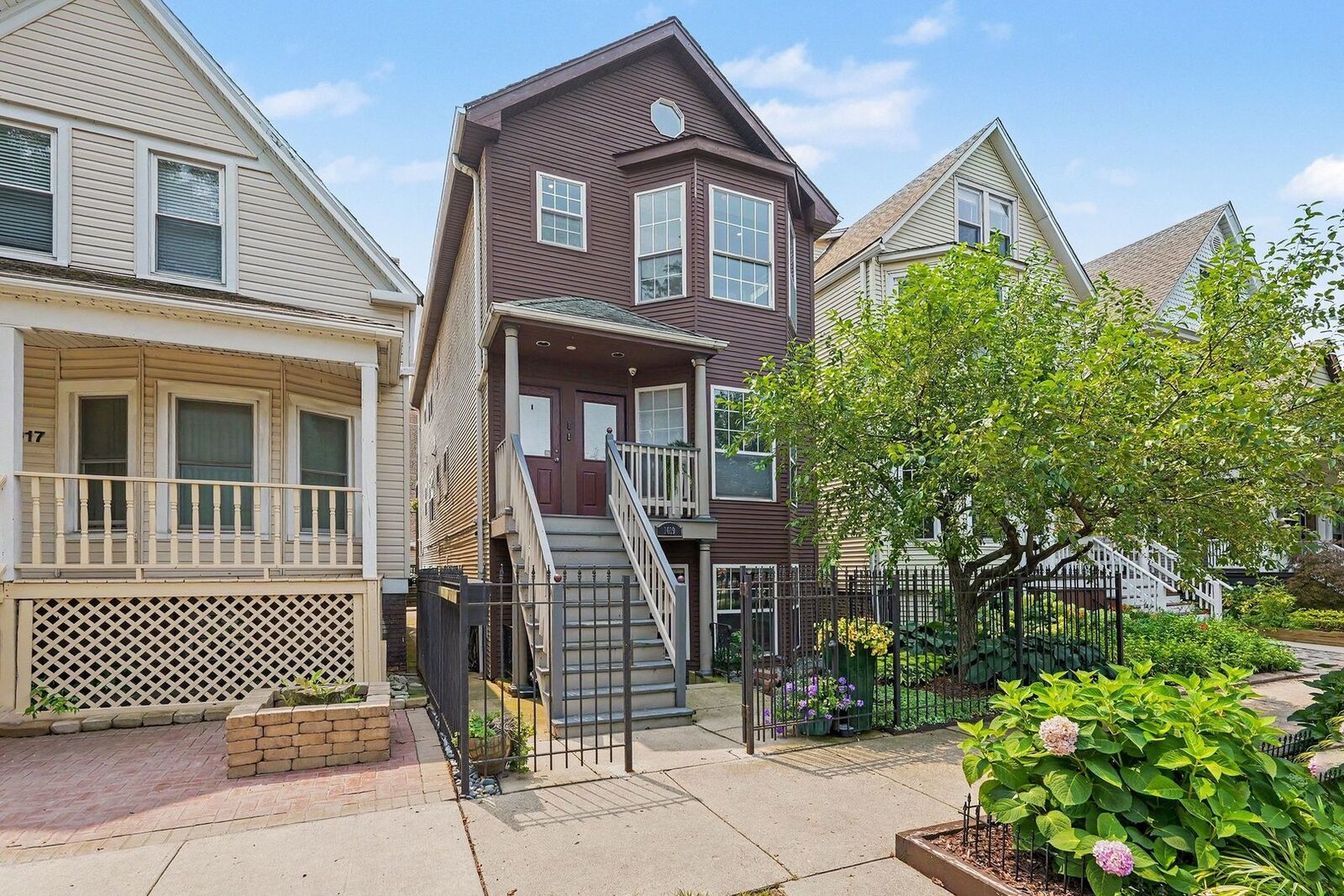 Property Photo: 1619 W Hollywood Avenue 3 IL 60660