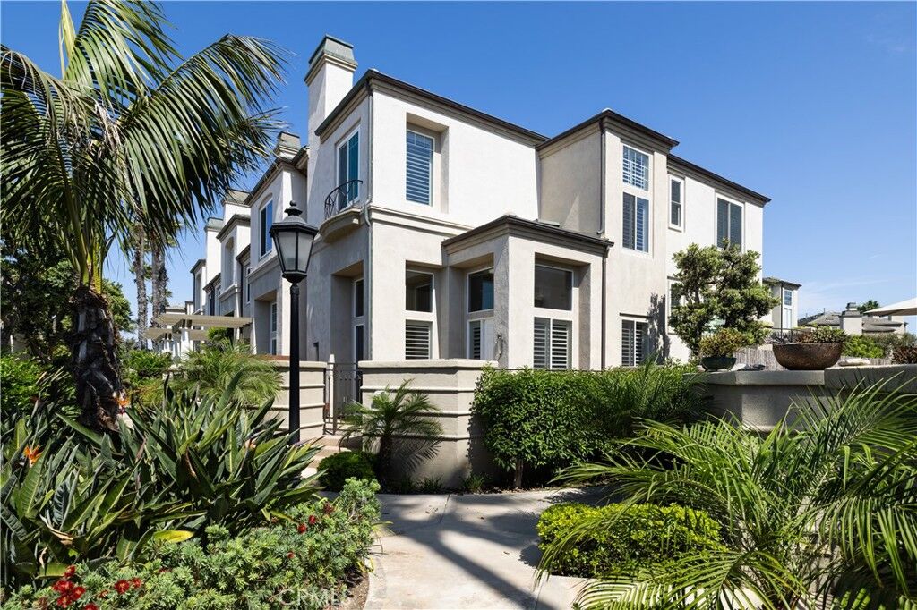 Property Photo:  19427 Surfset  CA 92648 