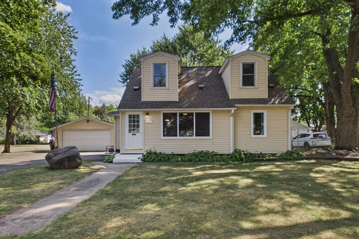 Property Photo: 1474 Burke Avenue E MN 55109