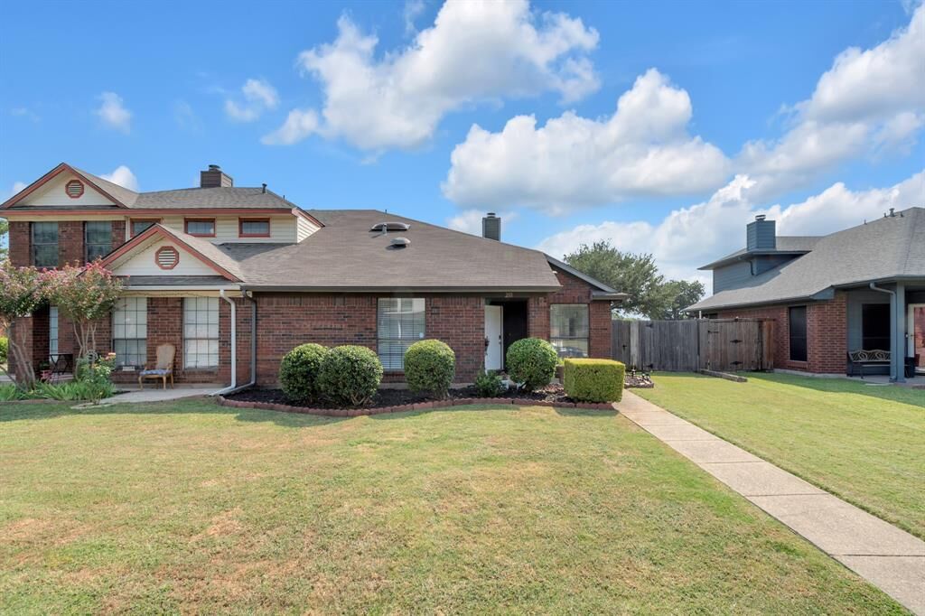 Property Photo: 2111 Prairie Creek Trail TX 75040