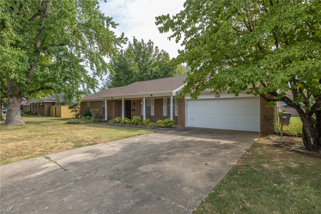 Property Photo:  811 Crestwood Street  AR 72762 