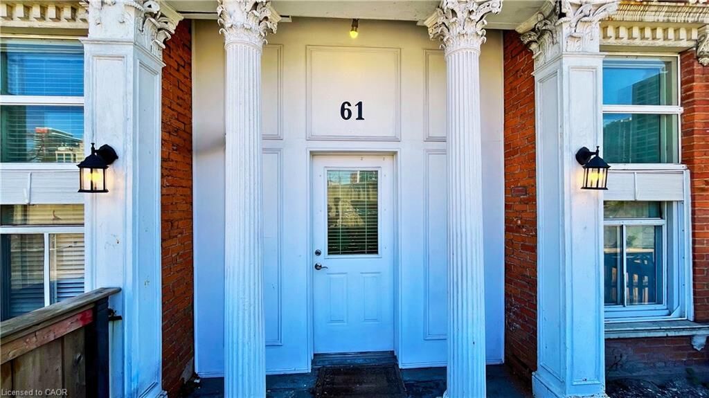 Property Photo:  61 Hurst Place S  ON L8P 3E6 