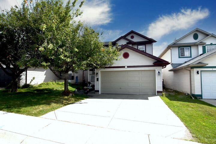Property Photo: 12 Country Hills Gate NW AB T3K 5C8