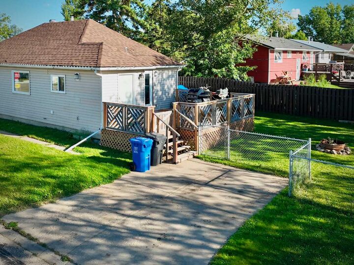 Property Photo:  9732 100 Street  AB T0H 3S0 