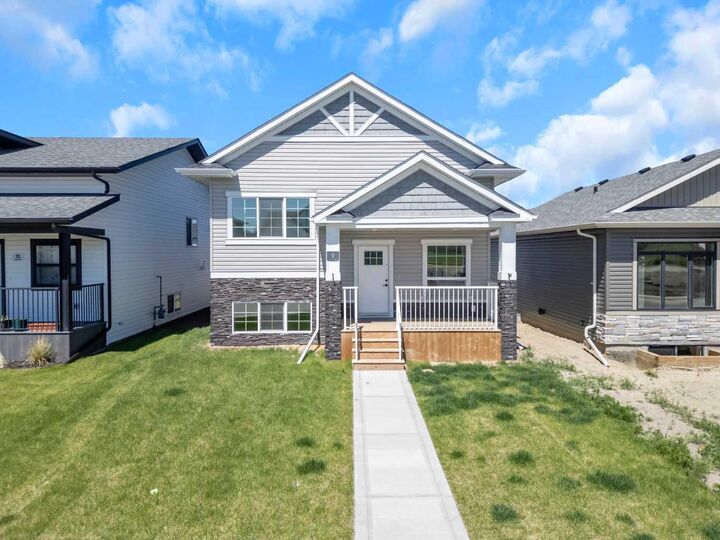 9 Ian Way — photo 1
