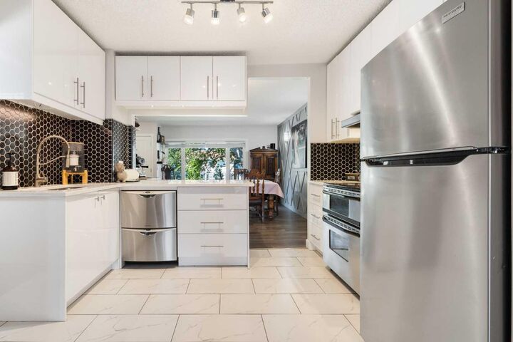 Property Photo:  809 68 Avenue SW  AB T2V 0N5 