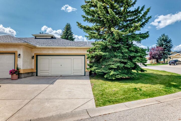 Property Photo:  8 Sunlake Close SE  AB T2X 3H2 