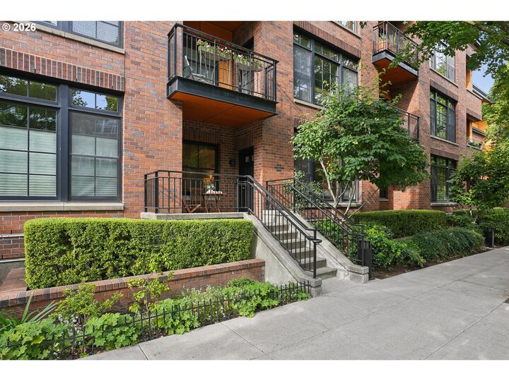 Property Photo:  2335 NW Raleigh St 105  OR 97210 