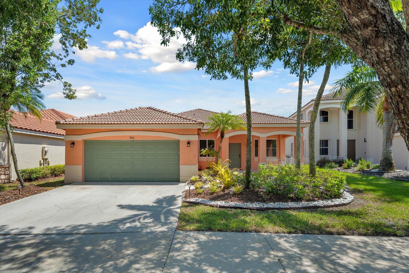Property Photo:  886 Sunflower Circle  FL 33327 