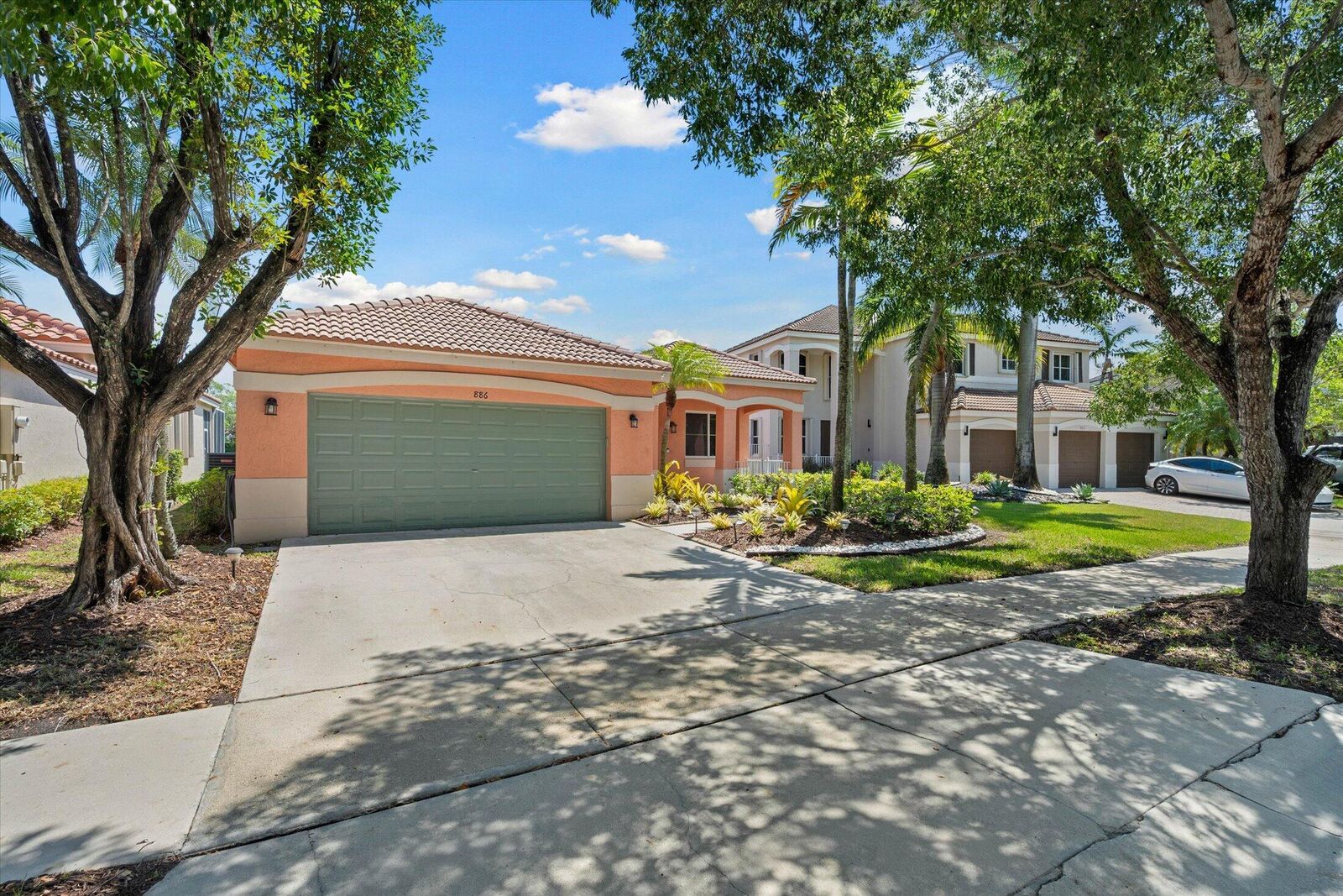 Property Photo:  886 Sunflower Circle  FL 33327 