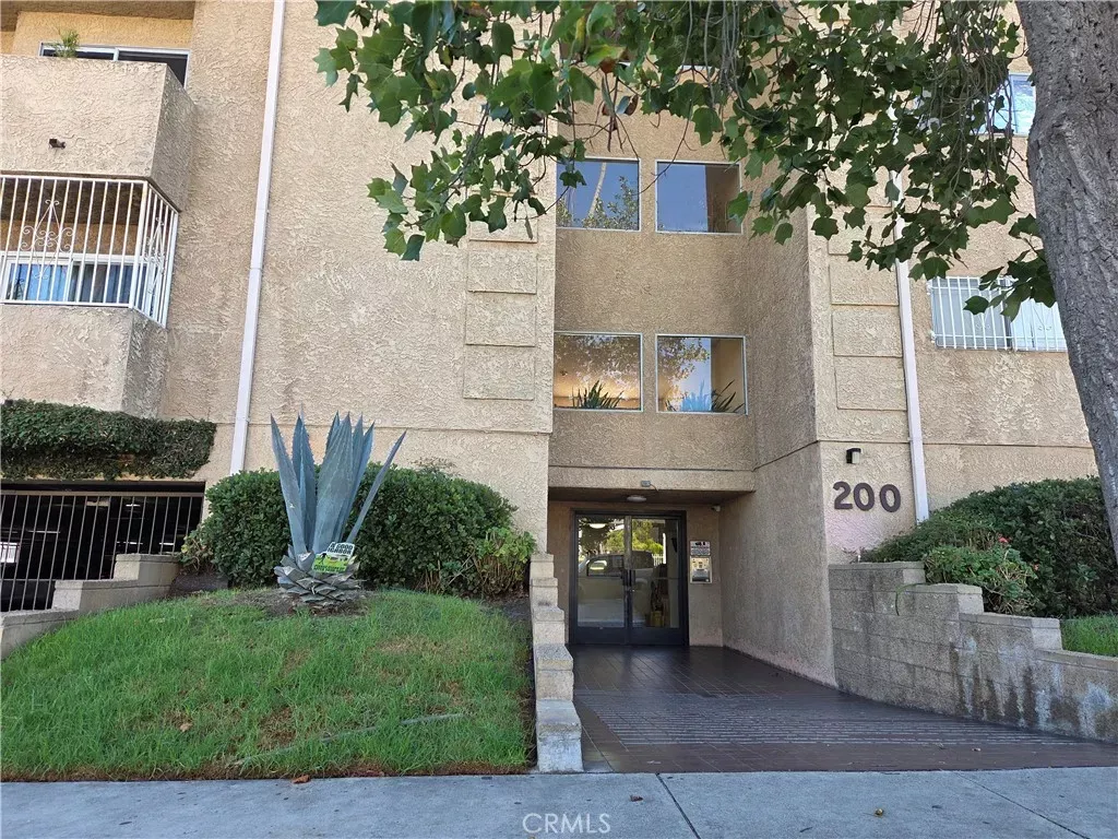 Property Photo:  200 S Reno 102  CA 90057 