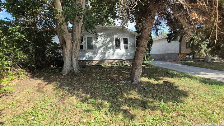 Property Photo: 1715 Fleet Street SK S4N 6B4