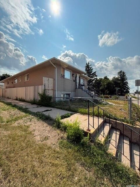 Property Photo:  1627 22nd Street W  SK S7R 0J9 