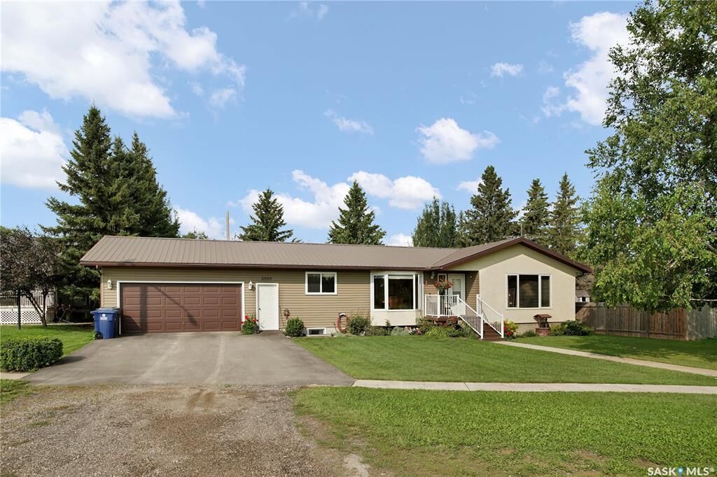 Property Photo:  2009 Railway Avenue  SK S0K 2H0 