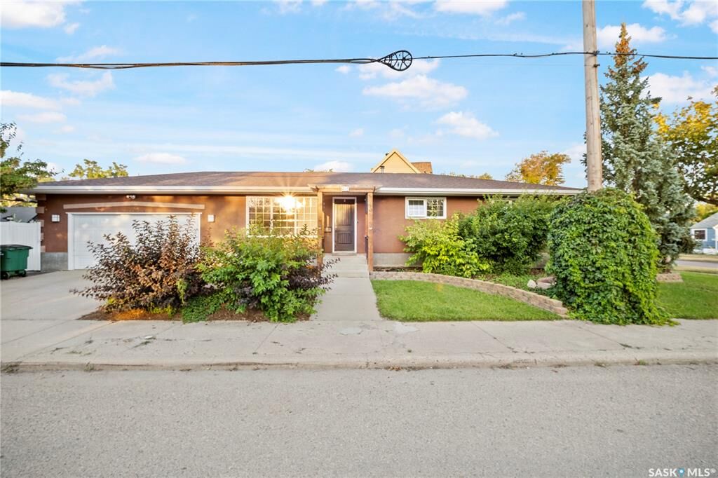 Property Photo:  405 4th Avenue NE  SK S6H 8B8 