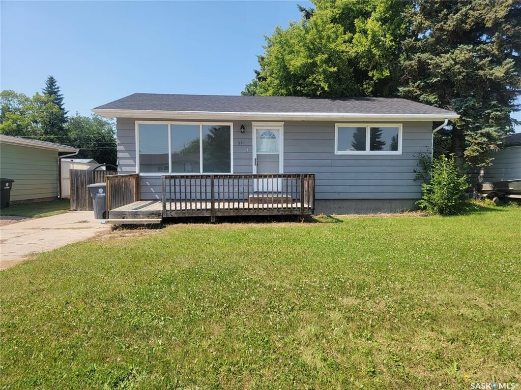 Property Photo:  611 2nd Street W  SK S0K 4W0 
