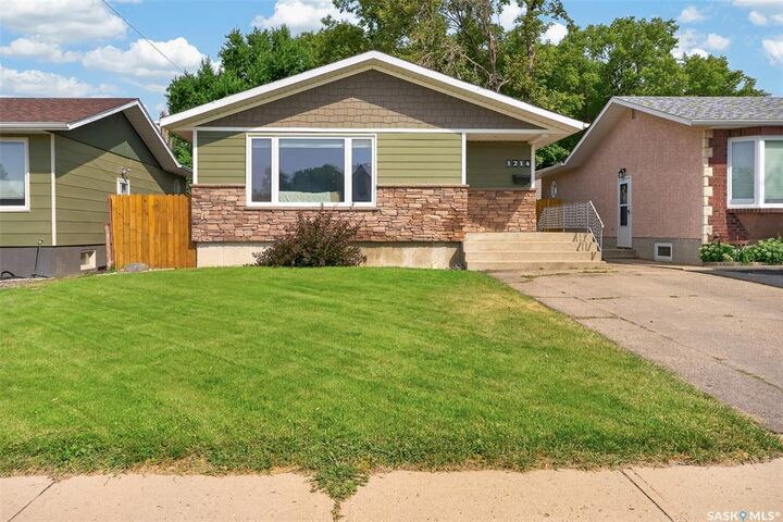 Property Photo:  1214 Grandview Street W  SK S6H 5M2 
