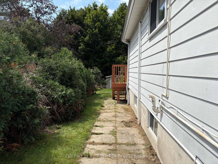 Property Photo:  33 Beaumaur Drive  ON L9M 1V7 