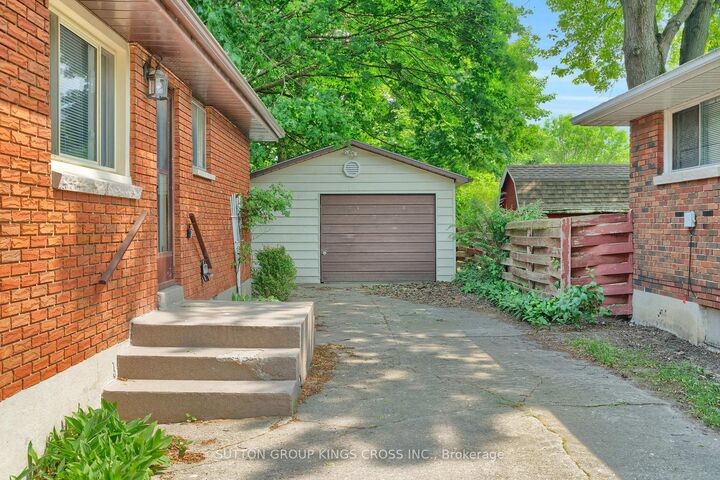 Property Photo: 34 Hillcrest Avenue ON N7M 4E7