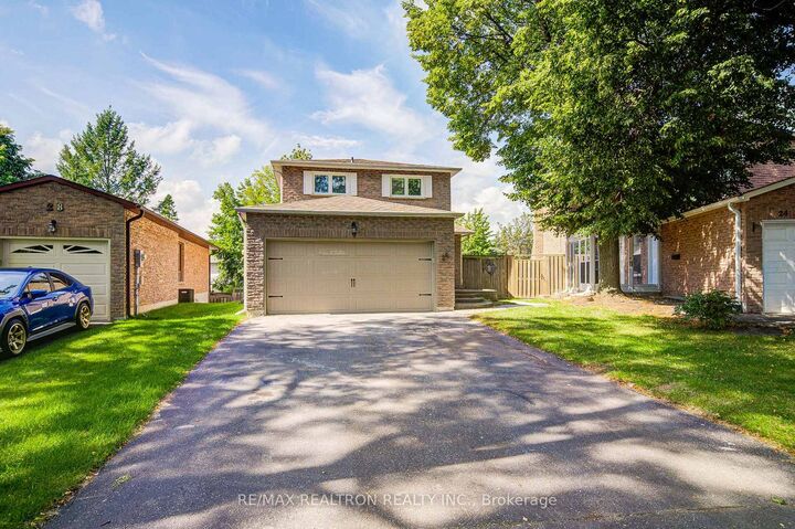 26 Mercer Crescent — photo 1