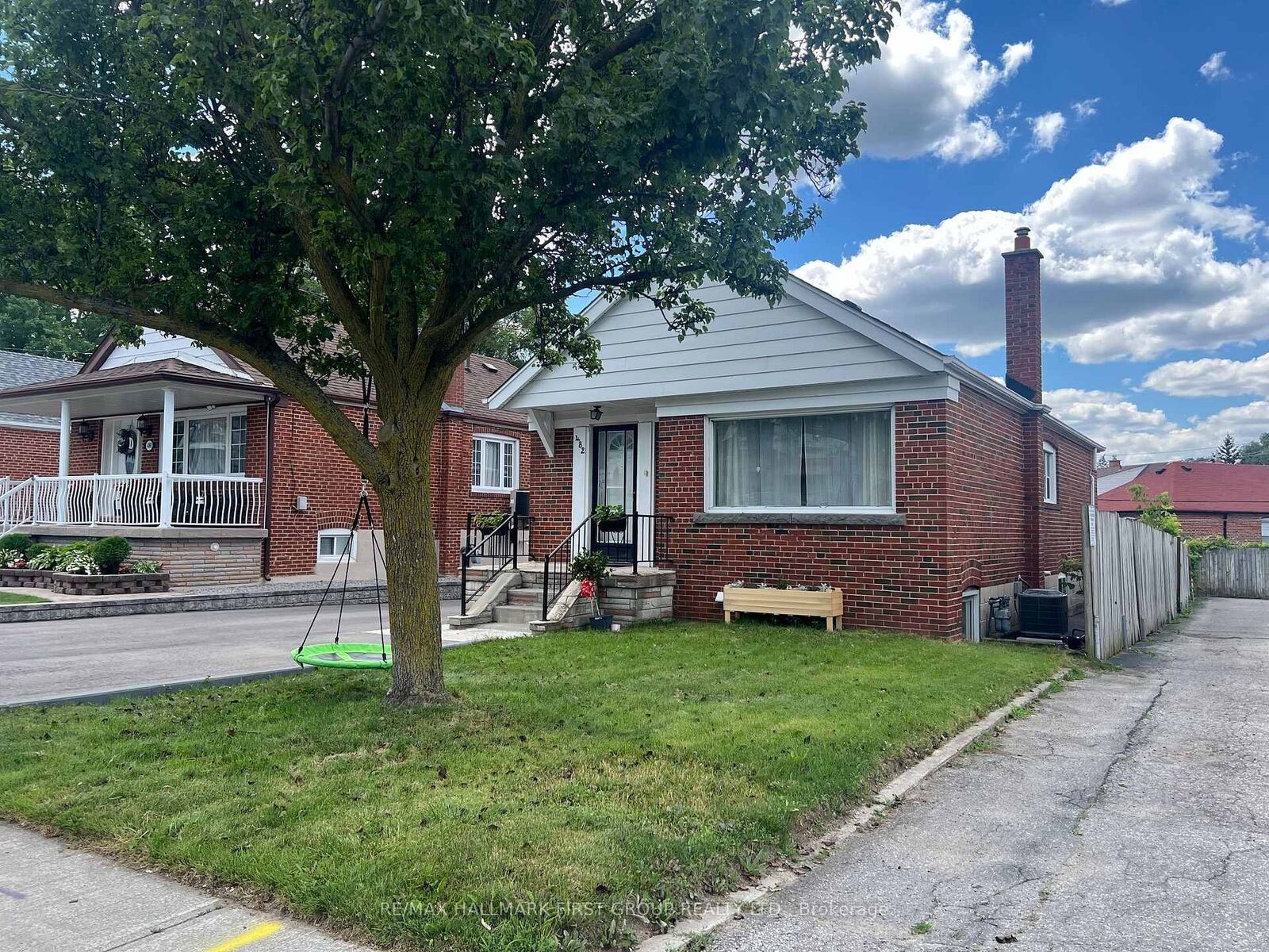 Property Photo: 482 Warden Avenue ON M1L 3Z1