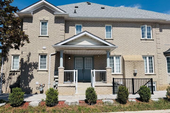 15 Benjamin Hood Crescent — photo 1