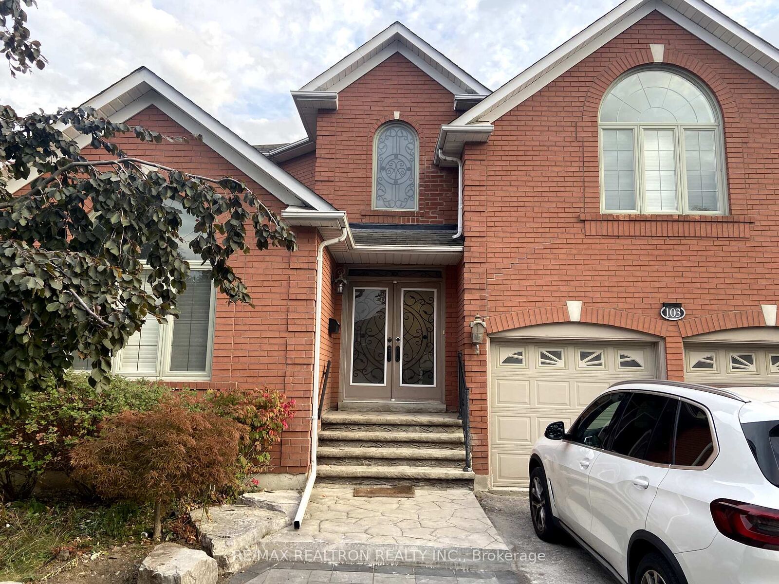 Property Photo:  103 Beverley Glen Boulevard  ON L4J 7V2 