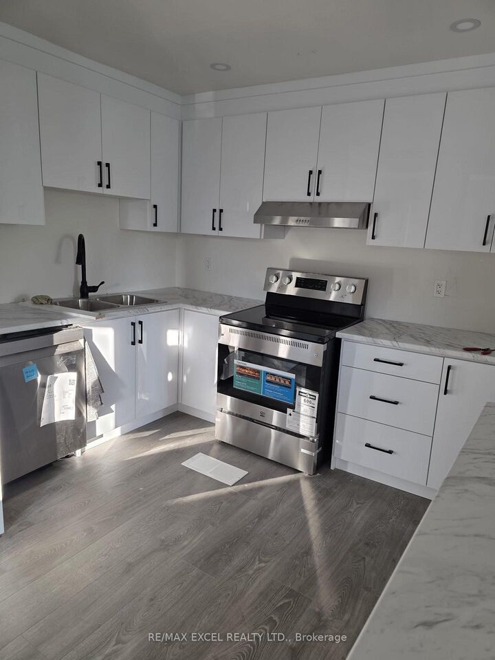 Property Photo:  420 Winfield Terrace Upper Floor  ON L5R 1P2 