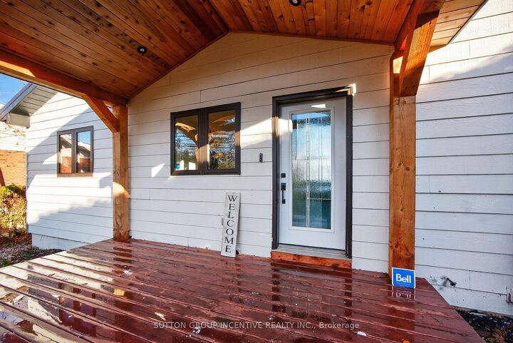 Property Photo: 211 Moon Point Drive ON L3V 6H1