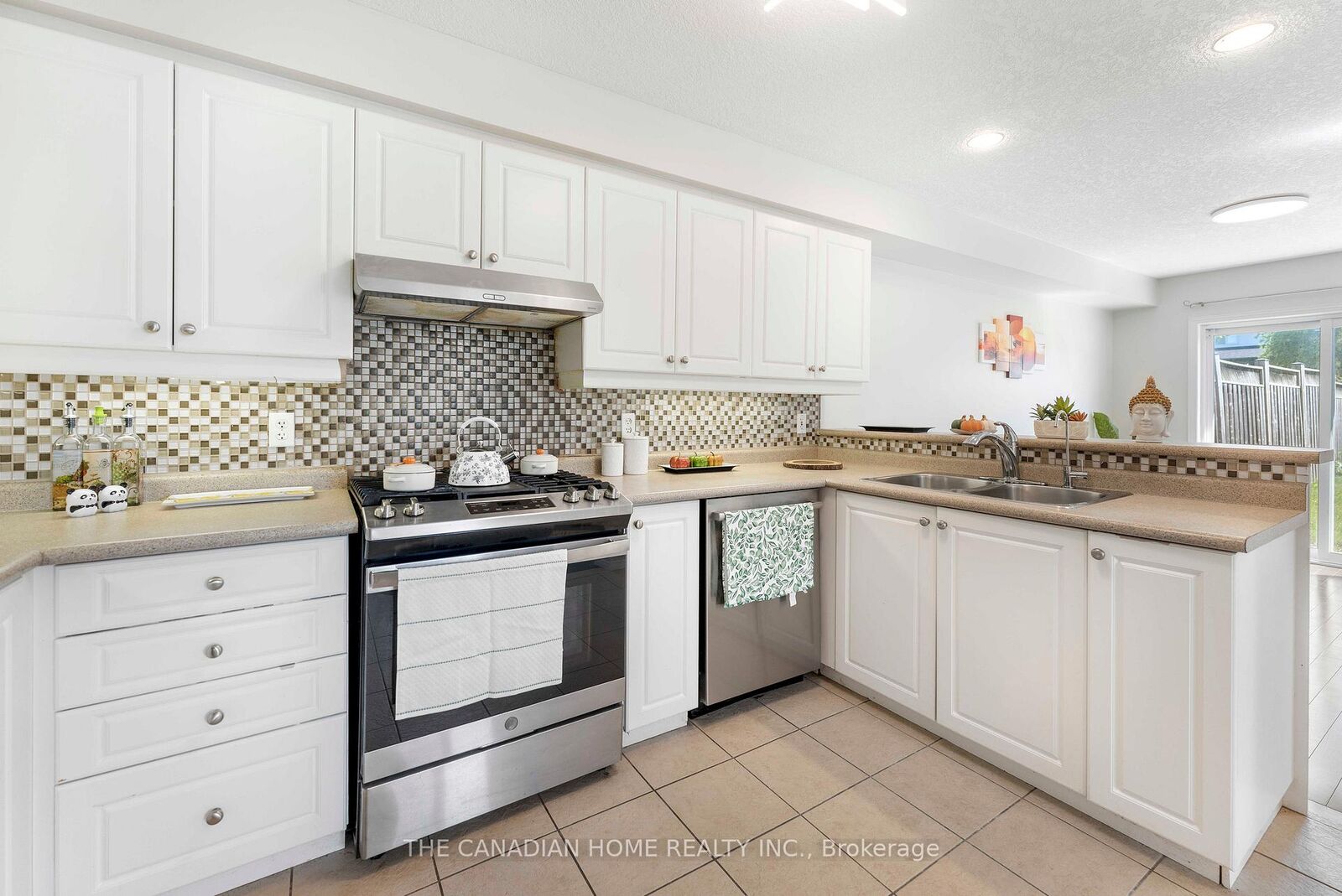 Property Photo:  500 Robert Ferrie Drive  ON N2P 2T7 