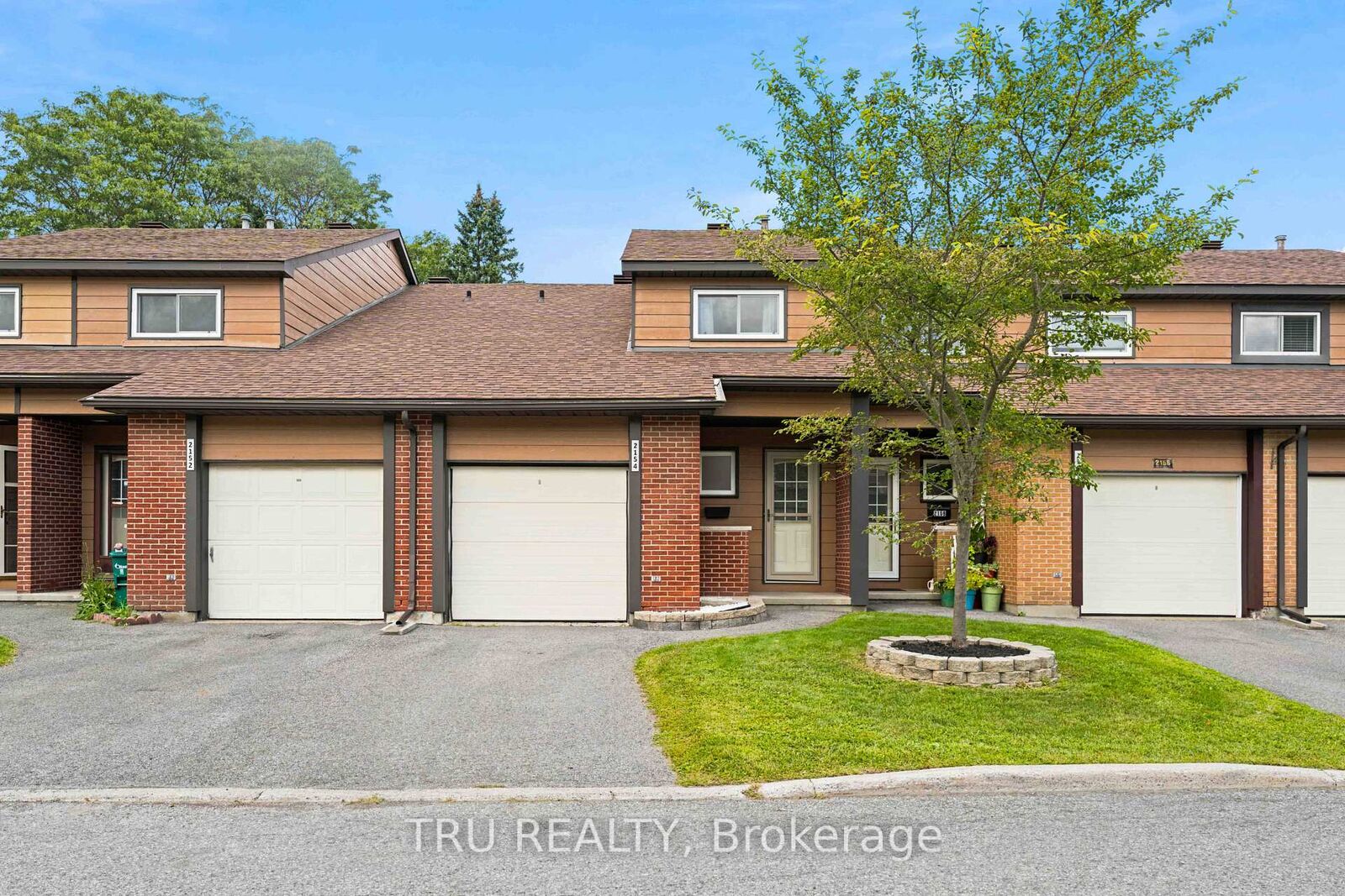 Property Photo: 2154 Orient Park Drive ON K1B 4V9