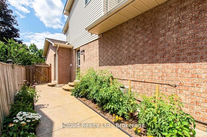 Property Photo: 2067 Hunters Wood Drive ON L7M 2T1