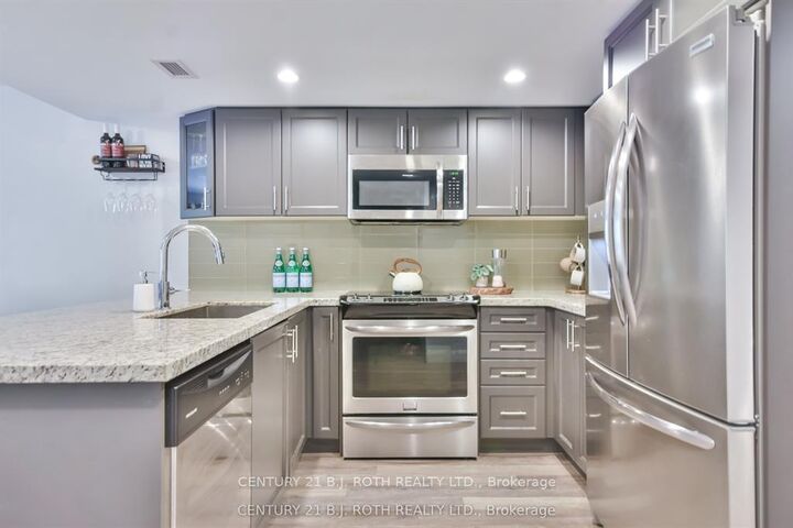 Property Photo:  80 Horseshoe Boulevard 406  ON L4M 4Y8 