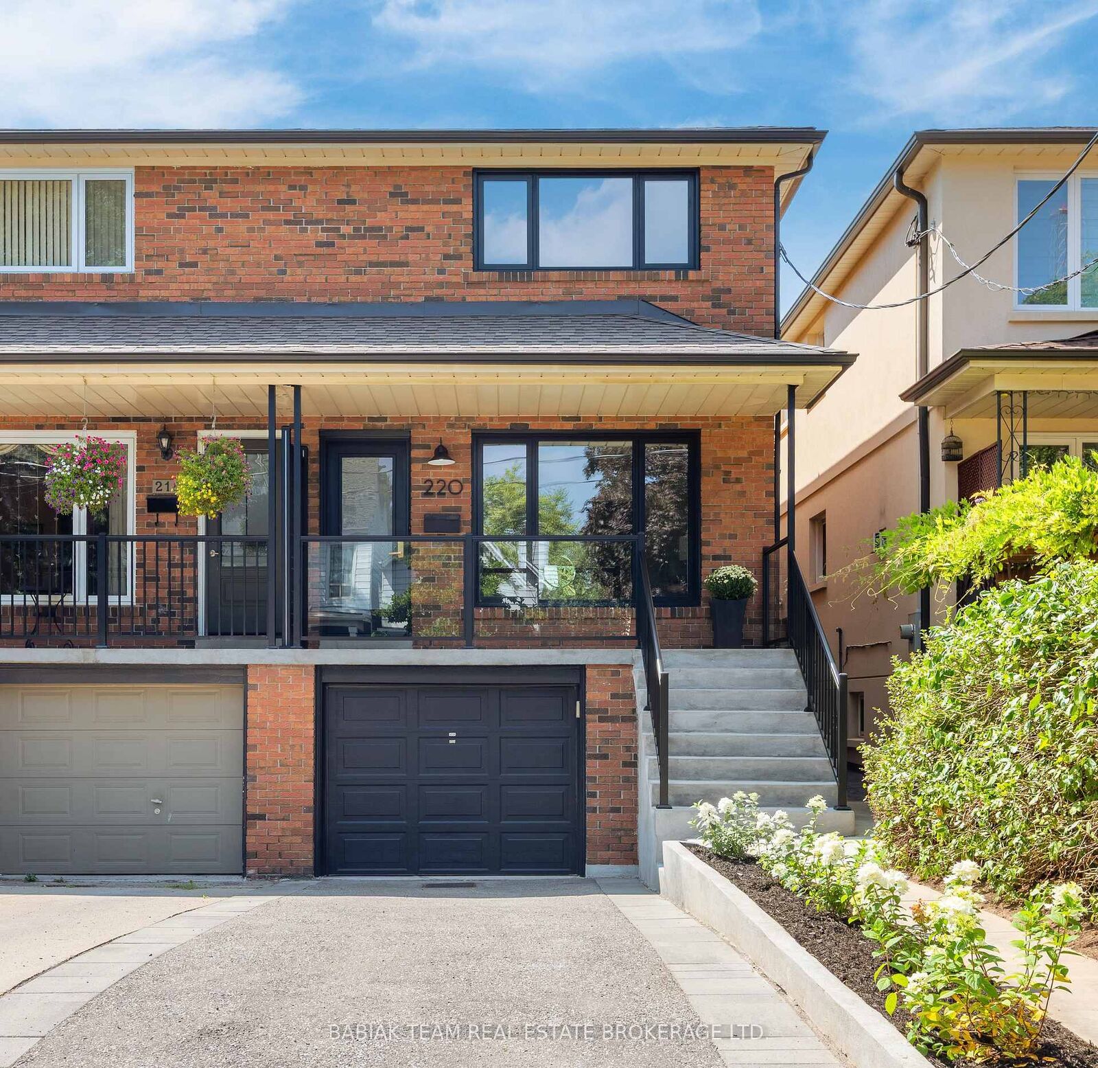 Photo de la propriété: 220 Medland Street W ON M6P 2N7