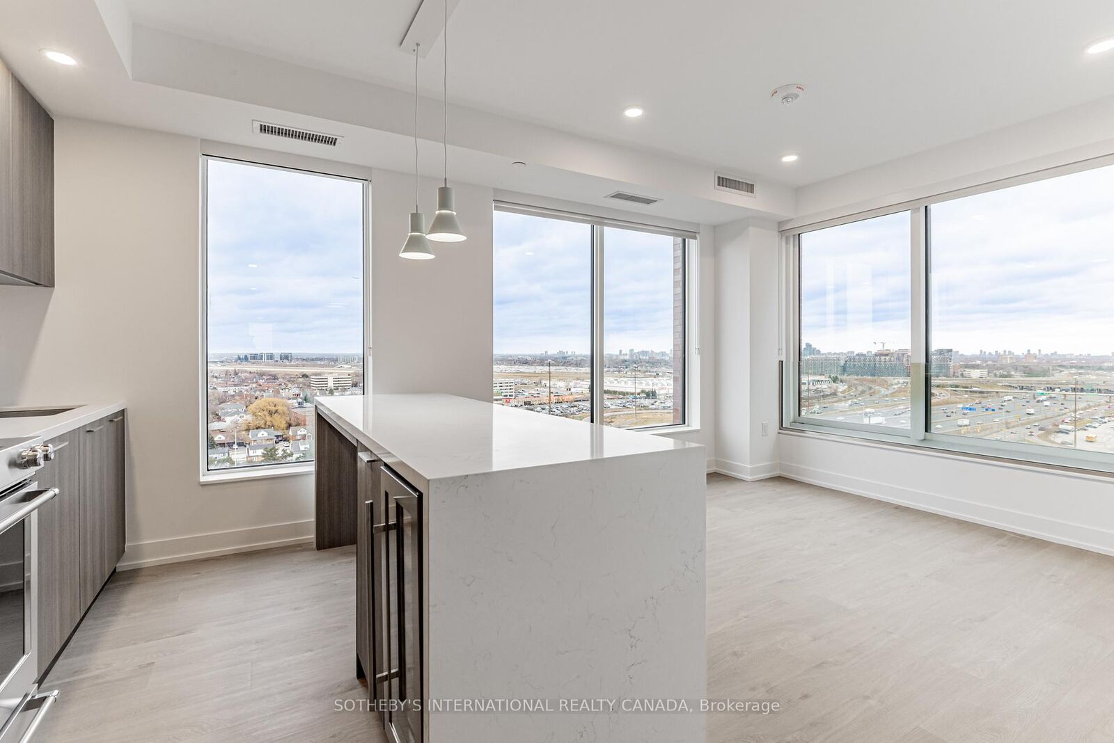 Property Photo: 29 York Garden Way 2209 ON M6A 2V1