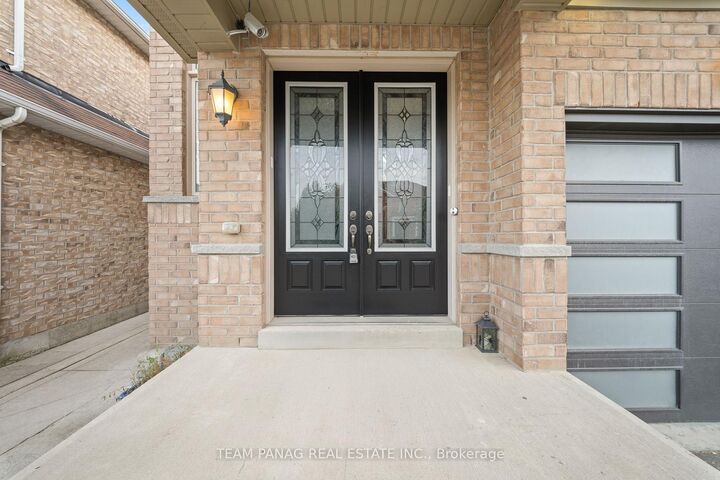 Property Photo: 91 Campwood Crescent ON L6P 3S9