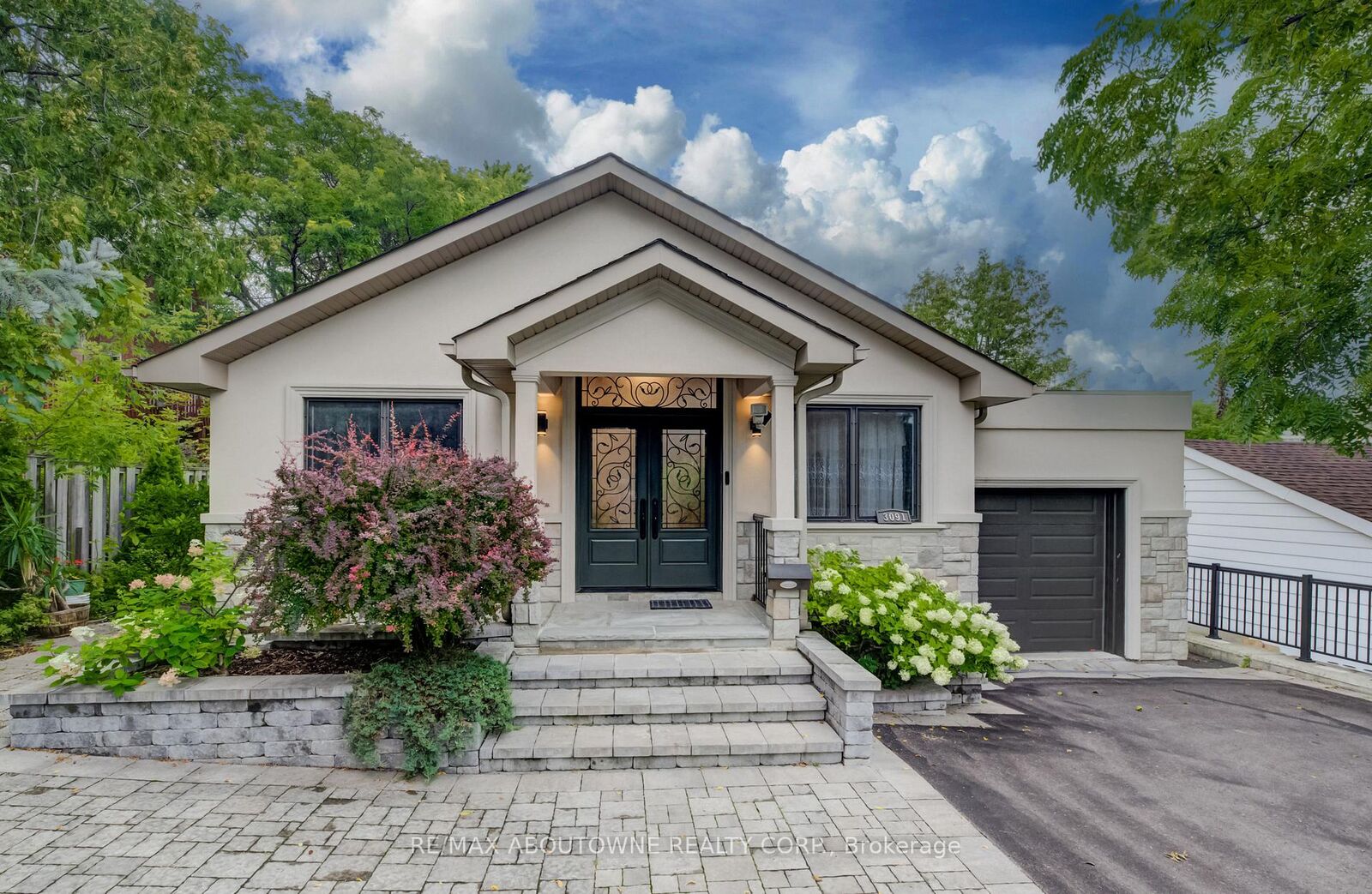 Property Photo: 3091 Parkerhill Road ON L5B 1V6