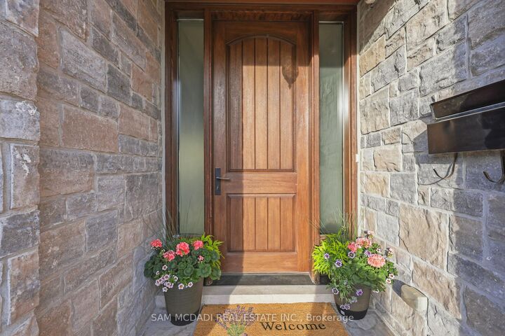 Property Photo: 962 Fredonia Drive ON L5C 2W4