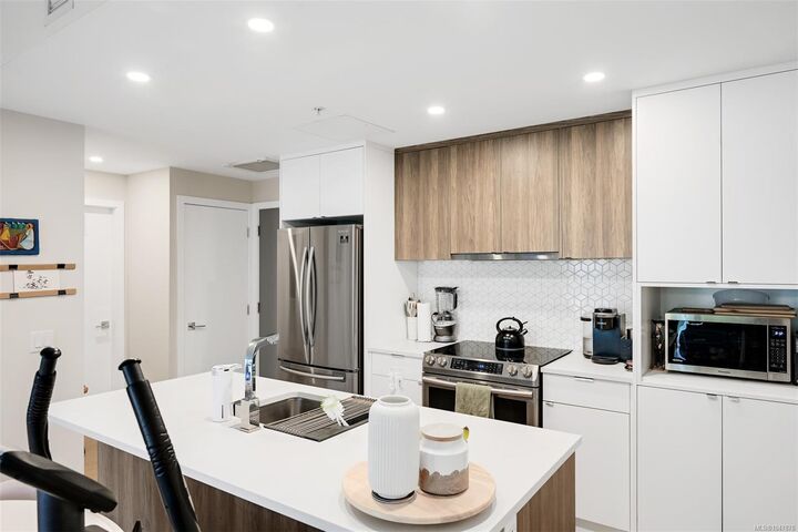 Property Photo: 881 Short St #301 BC V8P 2L3