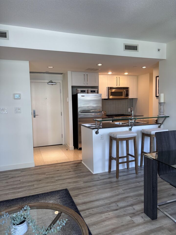 Property Photo:  633 Kinghorne Mews 906  BC V6Z 3A9 