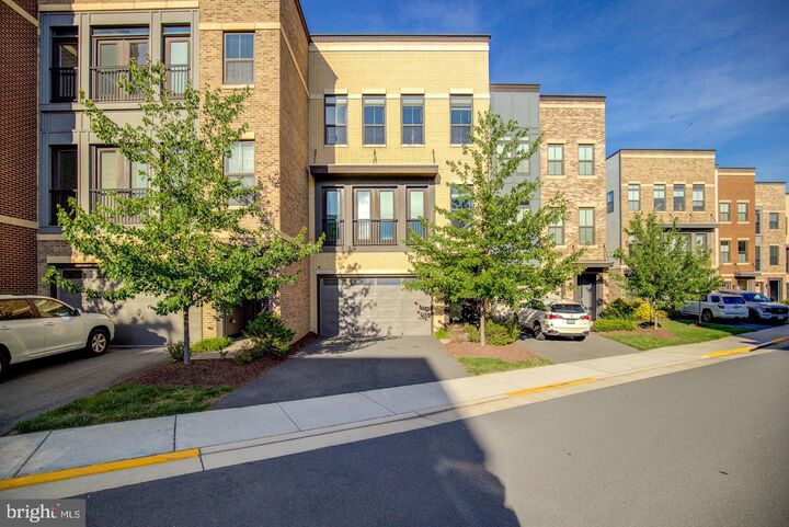 Property Photo:  23098 Sullivans Cove Square  VA 20148 