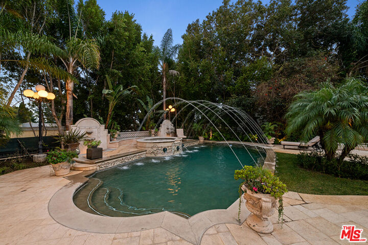 Property Photo:  1021 N Crescent Dr  CA 90210 