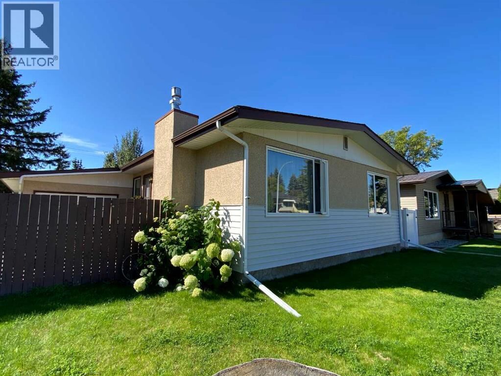 Property Photo:  3 Lake Bevan Drive East  AB T1R 0L3 