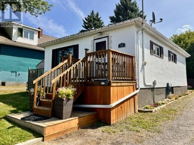 Property Photo: 93 Windemer Ave N ON P7A 6B3