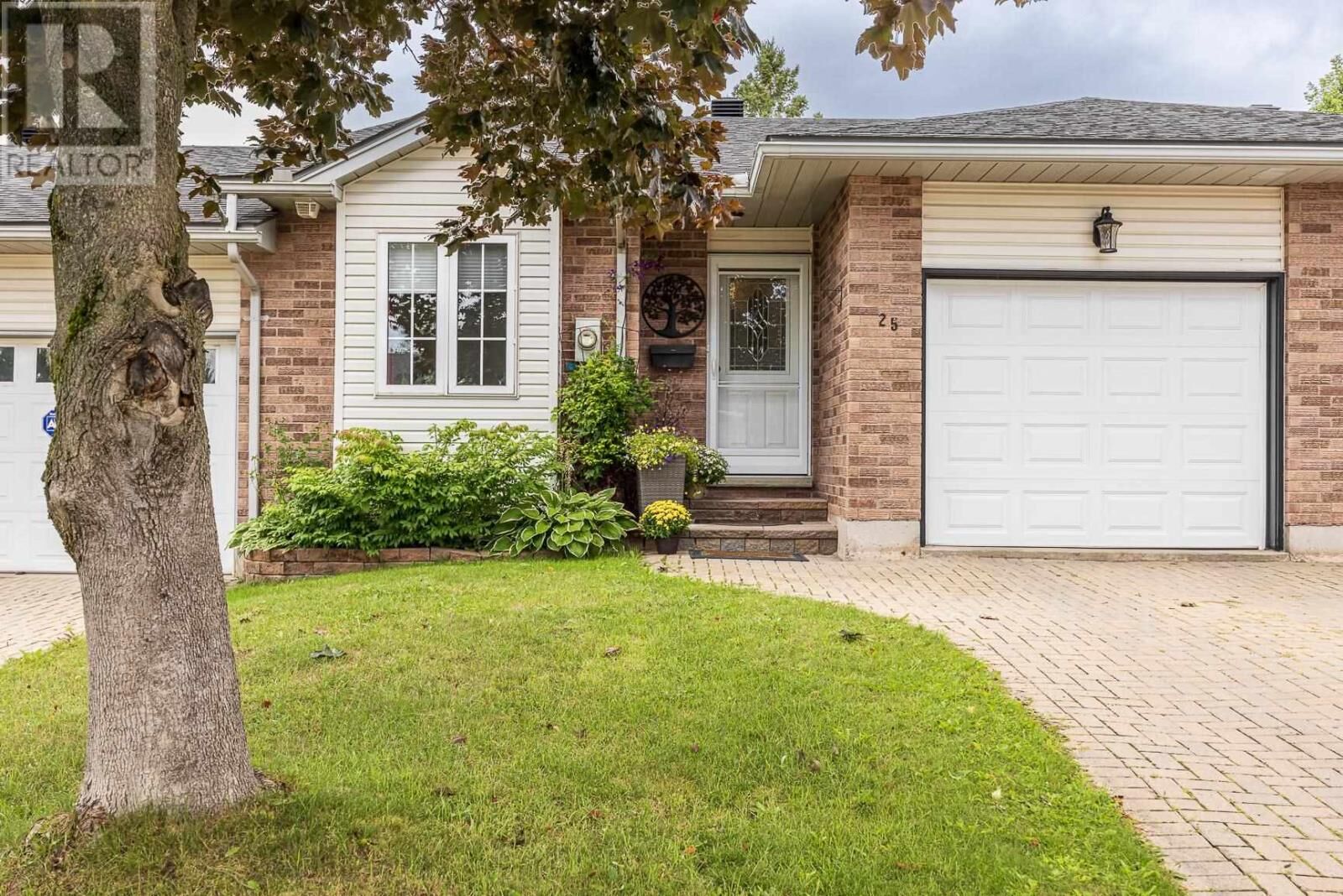 Property Photo:  25 Village Ct  ON P6B 6J8 