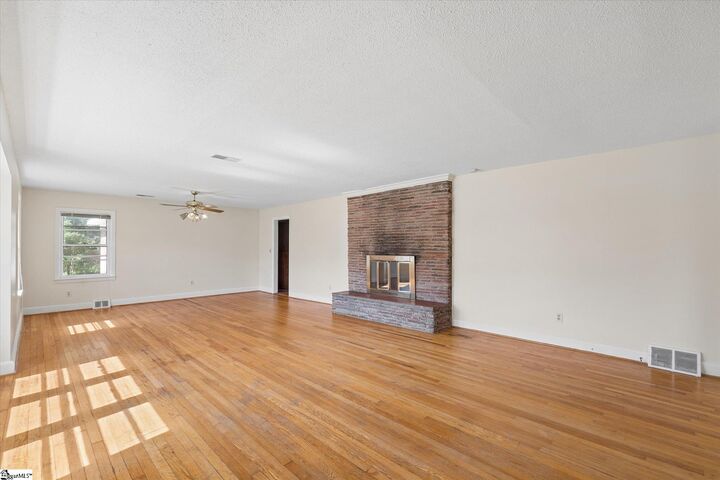 Property Photo:  7 Acorn Court  SC 29609 