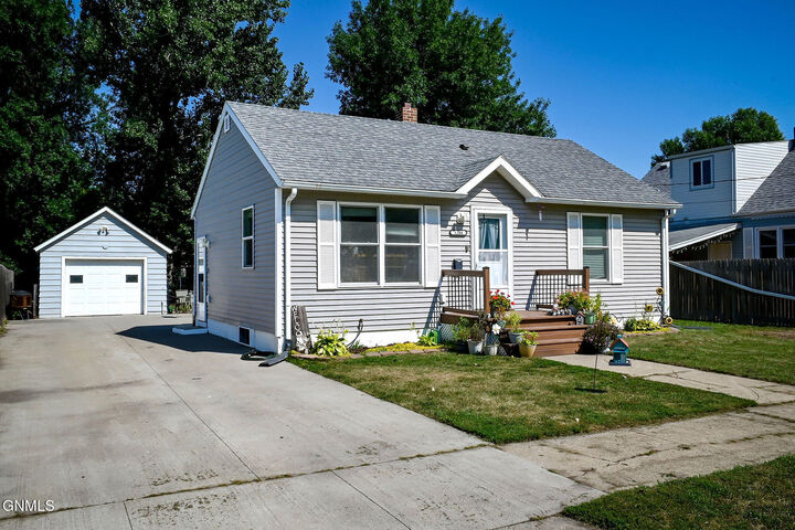 Property Photo:  1204 5th Avenue NW  ND 58703 